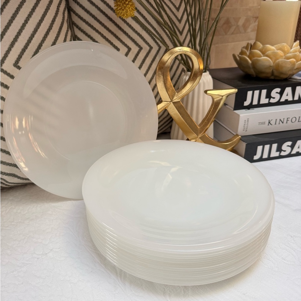 Arcopal France Vintage Milk Glass Dinner Plates, sets of 11 - Picture 4 of 9
